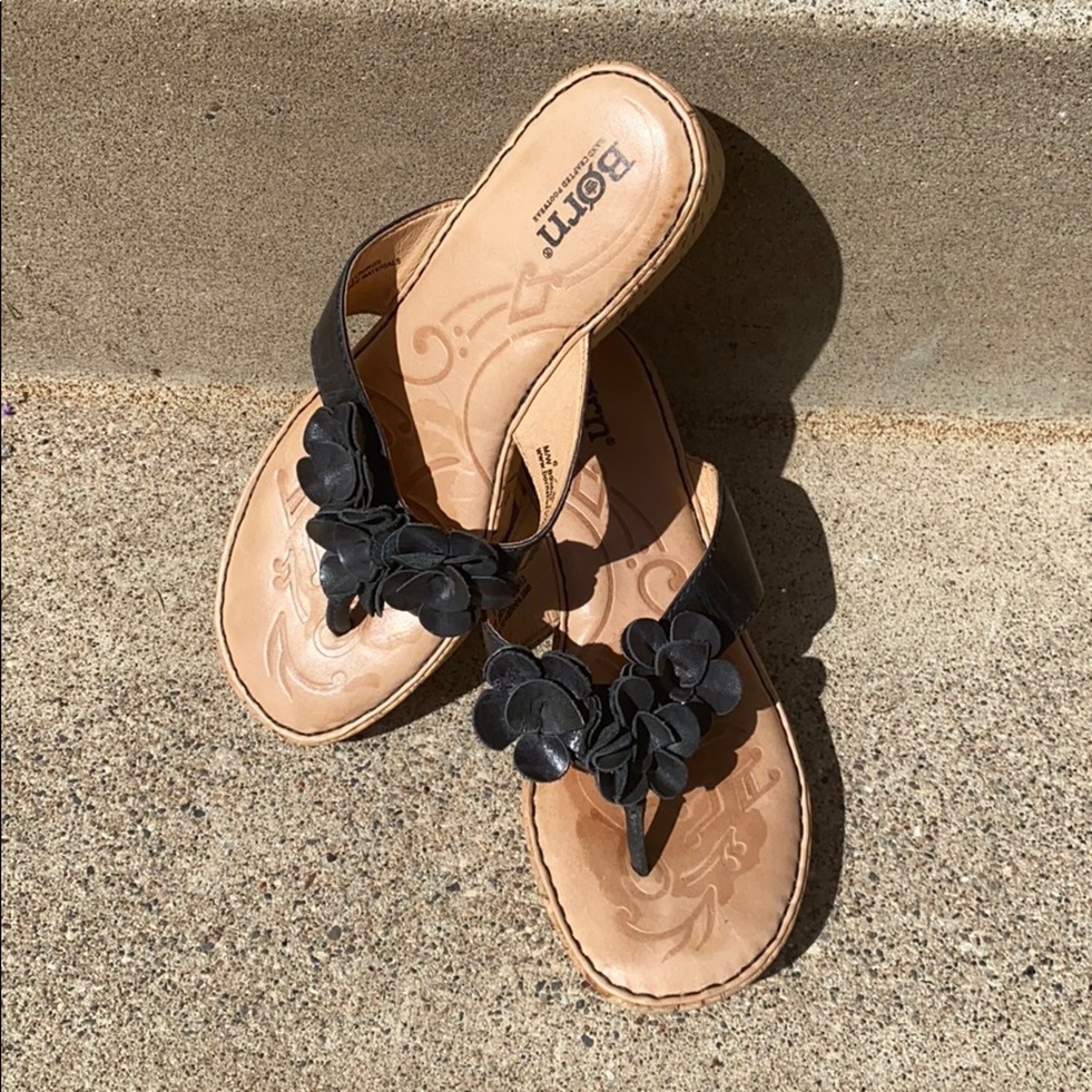 Børn black leather flip flops W6 - like new